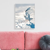雪から飛び降るフクロウ キャンバスプリント (インサイチュ (リビング))
