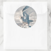 雪から飛び降るフクロウ ラウンドシール (バッグ)