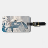 雪から飛び降るフクロウ ラゲッジタグ (正面横)