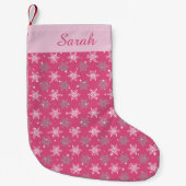 雪かわいらし雪とスパークルホットピンクパーソナライズされた スモールクリスマスストッキング (正面)