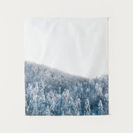 雪がトウヒの冬の森を覆った タペストリー