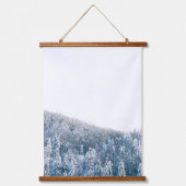 雪がトウヒの冬の森を覆った 吊り下げ型タペストリー (正面)