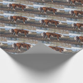 雪が付いている冬草原のHerefordの子牛 ラッピングペーパー (角)