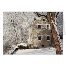 雪が多い木が付いているまだ家