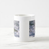 雪が多い森に立つRuffedライチョウ コーヒーマグカップ (中央)