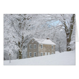 雪が多い銀行の後ろのまだ家