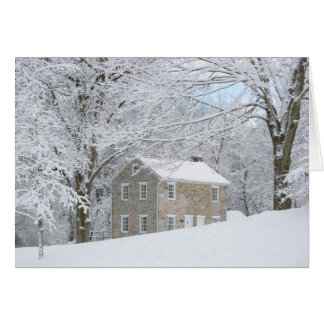 雪が多い銀行の後ろのまだ家