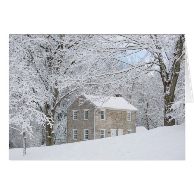 雪が多い銀行の後ろのまだ家 (正面横)