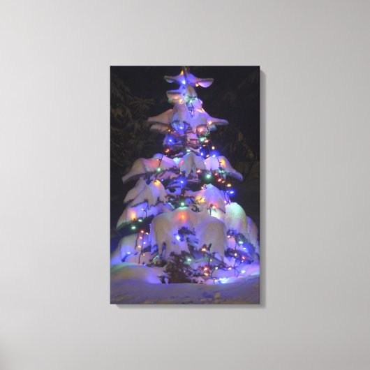 雪が明るく照らされたクリスマスツリー キャンバスプリント (正面)