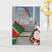 雪が積もったキャビンの窓のサンタクロース カード (黄色い花)