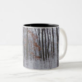 雪が積もった森の冬の風景写真 ツートーンマグカップ (正面右)