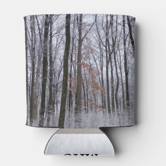 雪が積もった森の冬の風景写真 缶クーラー (裏面)