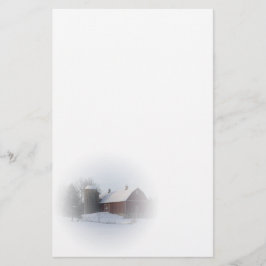 雪が赤い冬のカントリーバーンで覆われた 便箋