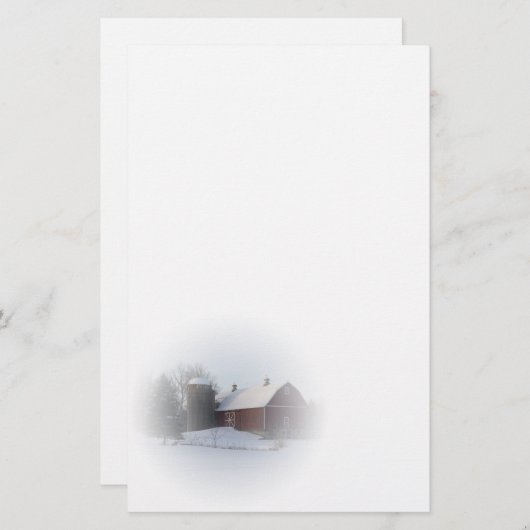 雪が赤い冬のカントリーバーンで覆われた 便箋 (正面/裏面)