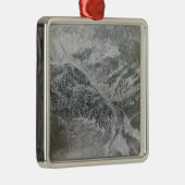 雪が降り積もったぼんやりしたロシア中部のオブ・リを示す メタルオーナメント (右)