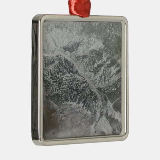 雪が降り積もったぼんやりしたロシア中部のオブ・リを示す メタルオーナメント (右)