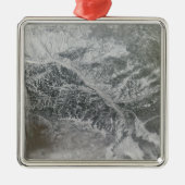 雪が降り積もったぼんやりしたロシア中部のオブ・リを示す メタルオーナメント (正面)