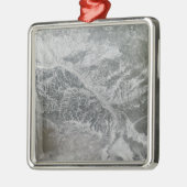 雪が降り積もったぼんやりしたロシア中部のオブ・リを示す メタルオーナメント (左)