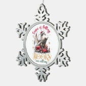 雪が降り、本が呼び出されている スノーフレークピューターオーナメント (右)