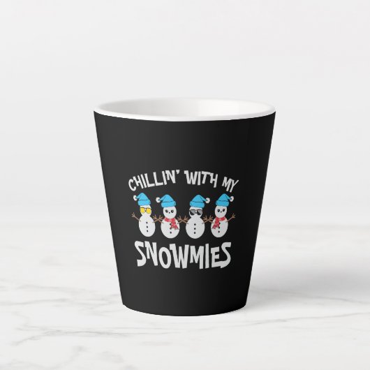 雪が降るチリン – かわいい雪だるま カフェラテマグ (正面)
