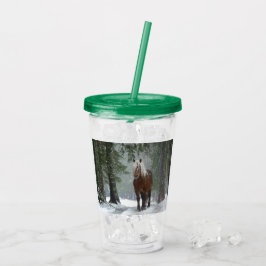 雪が降る冬の森の中の茶色の馬 アクリルタンブラー