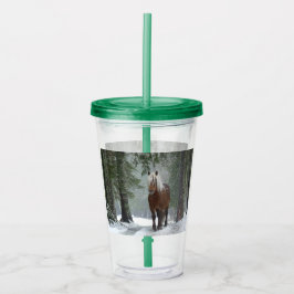 雪が降る冬の森の中の茶色の馬 アクリルタンブラー