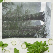 雪が降る冬の森の中の茶色の馬 キッチンタオル (折り畳み)