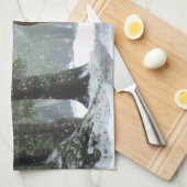 雪が降る冬の森の中の茶色の馬 キッチンタオル (四つ折り)