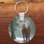 雪が降る冬の森の中の茶色の馬 キーホルダー (正面)
