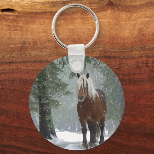 雪が降る冬の森の中の茶色の馬 キーホルダー (正面)