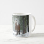 雪が降る冬の森の中の茶色の馬 コーヒーマグカップ (正面右)