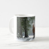 雪が降る冬の森の中の茶色の馬 コーヒーマグカップ (正面左)