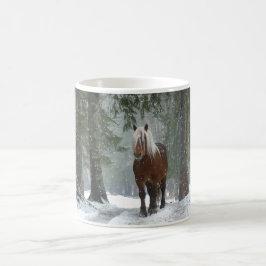 雪が降る冬の森の中の茶色の馬 コーヒーマグカップ