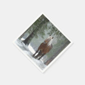 雪が降る冬の森の中の茶色の馬 スタンダードカクテルナプキン (角)