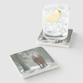 雪が降る冬の森の中の茶色の馬 ストーンコースター (横)