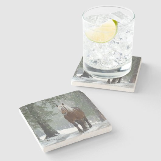 雪が降る冬の森の中の茶色の馬 ストーンコースター (横)