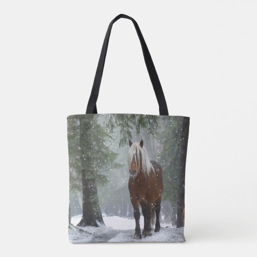 雪が降る冬の森の中の茶色の馬 トートバッグ (裏面)
