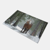 雪が降る冬の森の中の茶色の馬 ドアマット (アングル)