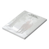 雪が降る冬の森の中の茶色の馬 ノートパッド (回転)