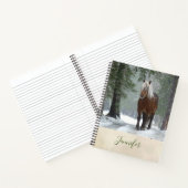 雪が降る冬の森の中の茶色の馬 ノートブック (内部)
