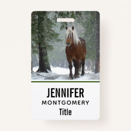 雪が降る冬の森の中の茶色の馬 バッジ