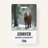 雪が降る冬の森の中の茶色の馬 バッジ (裏面)