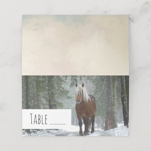雪が降る冬の森の中の茶色の馬 プレイスカード (外部開封)