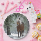 雪が降る冬の森の中の茶色の馬 ペーパープレート (パーティー)