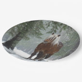 雪が降る冬の森の中の茶色の馬 ペーパープレート (アングル)