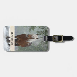 雪が降る冬の森の中の茶色の馬 ラゲッジタグ