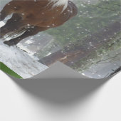 雪が降る冬の森の中の茶色の馬 ラッピングペーパー (角)