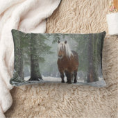 雪が降る冬の森の中の茶色の馬 ランバークッション (ブランケット)