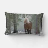 雪が降る冬の森の中の茶色の馬 ランバークッション (裏面)