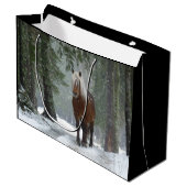 雪が降る冬の森の中の茶色の馬 ラージペーパーバッグ (正面アングル)